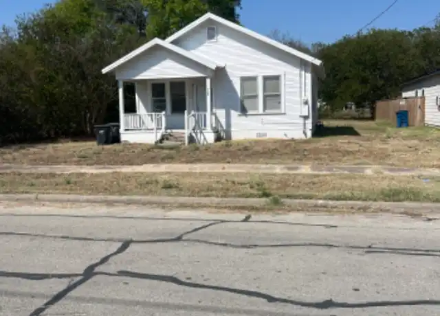 Property at 708 E 12th Ave, Corsicana, TX, 75110, 2 beds, 1 bath, [object Object]