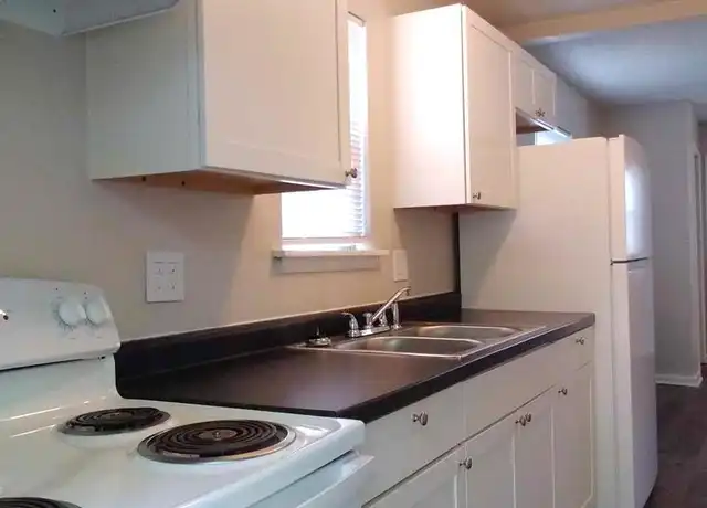 Property at 423 SE Winfield Ave Unit 415-17 Winfield-415 Winfield, Topeka, KS, 66607, 3 beds, 1 bath, [object Object]