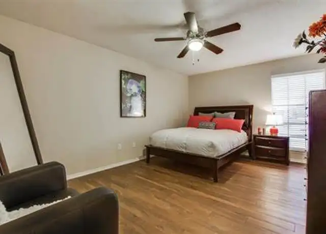 Photo of 1002 S Edmonds Ln, Lewisville, TX 75067