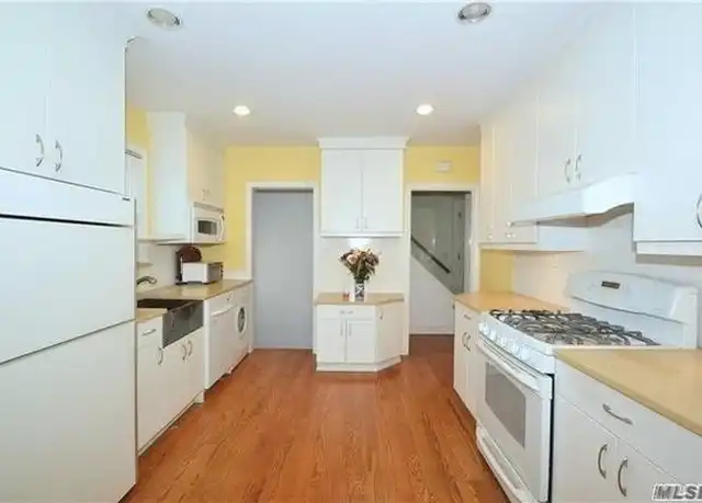 Property at 8185 Utopia Pkwy, Jamaica, NY, 11432, 7 beds, 3 baths, [object Object]