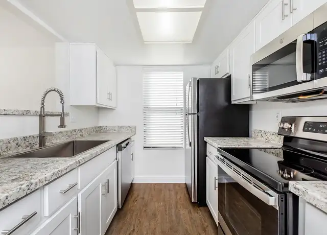 Photo of 445 W Nees Ave, Fresno, CA 93711