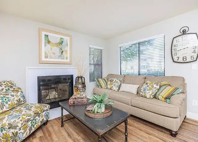 Photo of 445 W Nees Ave, Fresno, CA 93711