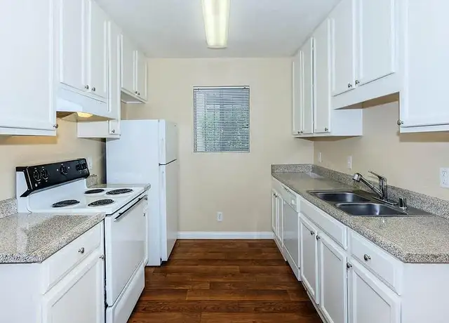 Photo of 900 E Saturnino Rd, Palm Springs, CA 92262