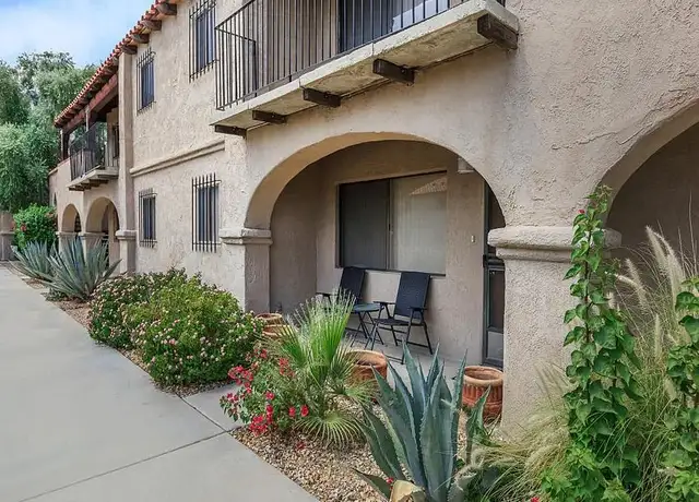 Photo of 900 E Saturnino Rd, Palm Springs, CA 92262