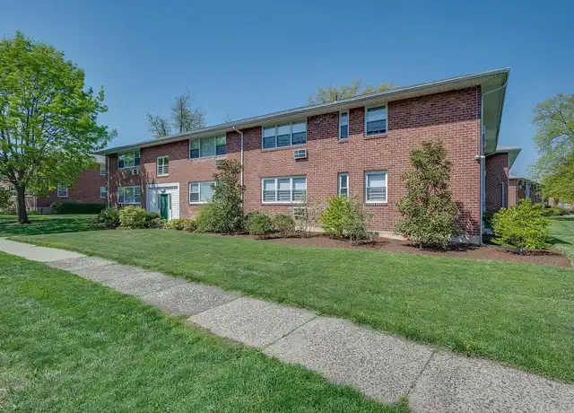 Property at Crestwood Lake Apartments - 90 Beaumont Cir, Yonkers, NY, 10710, 1 bed, 1 bath, [object Object]