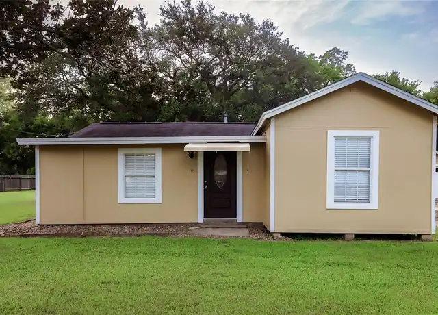 Property at 125 N Oak St, Clute, TX, 77531, 3 beds, 2 baths, [object Object]