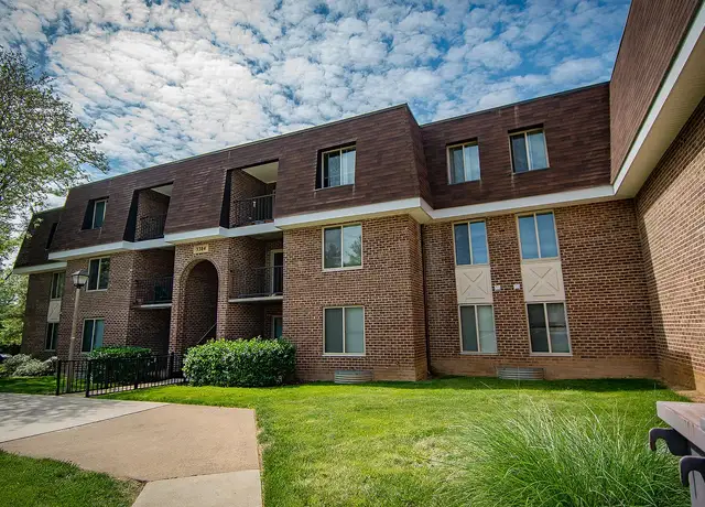 Photo of 3347 Willow Crescent Dr, Fairfax, VA 22030