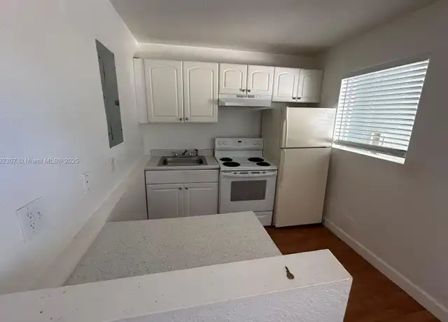 Property at 300 SW 4th Ct Unit 3, Fort Lauderdale, FL, 33315, 2 beds, 1 bath, [object Object]