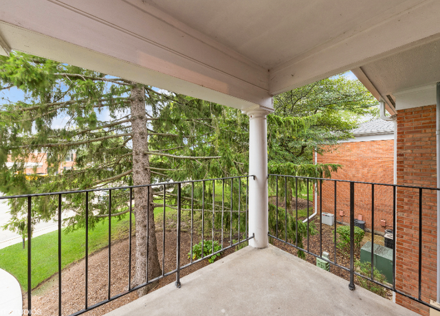 Photo of 560 Shorely Dr #202, Barrington, IL 60010