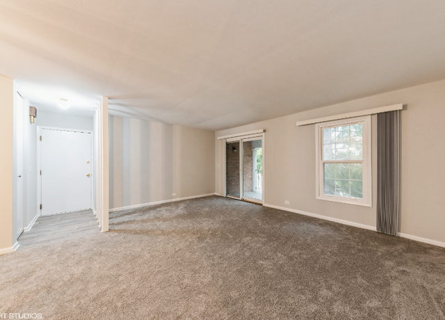 Photo of 560 Shorely Dr #202, Barrington, IL 60010