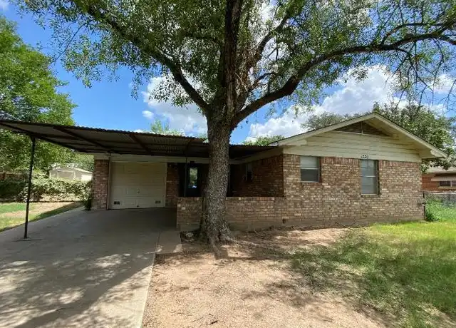 Property at 1220 W Goodwin St, Pleasanton, TX, 78064, 3 beds, 2 baths, [object Object]