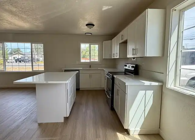 Property at 1104 Mill St Unit 1, Kelso, WA, 98626, 2 beds, 1 bath, [object Object]