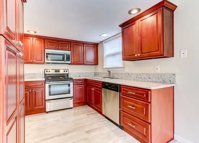 Property at 11795 SE Market St, Portland, OR, 97216, 2 beds, 1 bath, [object Object]