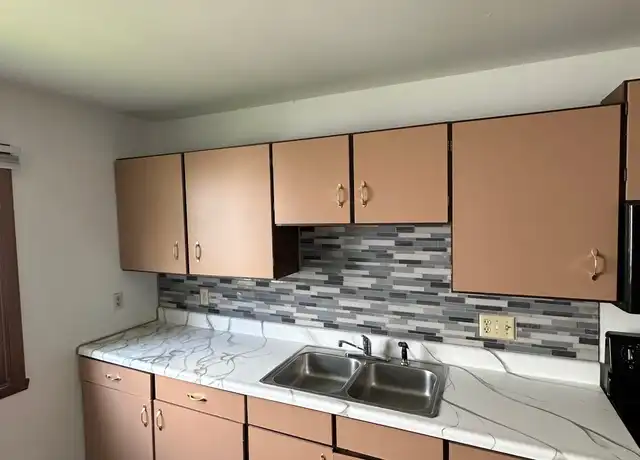 Property at 708 W Lincoln Ave Unit 2, Oshkosh, WI, 54901, 2 beds, 1 bath, [object Object]