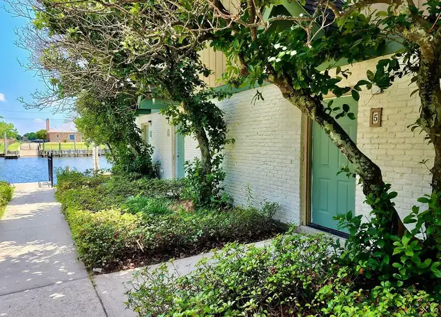 Photo of 4848 Pontchartrain Dr, Slidell, LA 70458