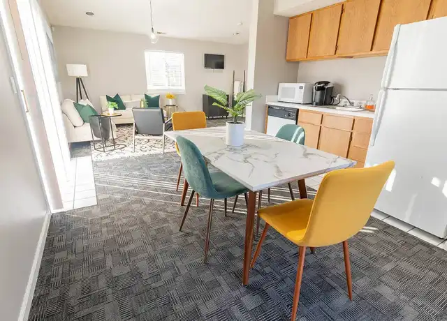 Property at Creekside Square Apartments - 5836 Hunnewell Dr, Indianapolis, IN, 46254, 1 bed, 1 bath, [object Object]