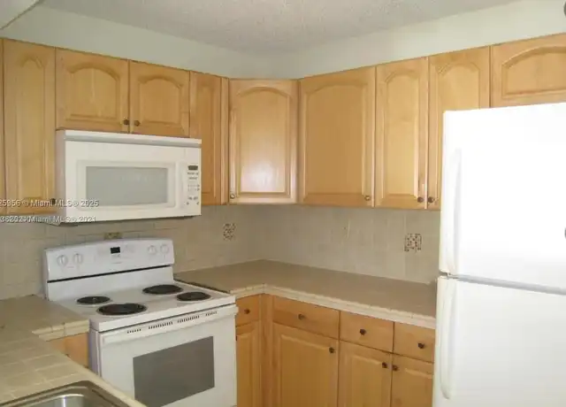 Property at 201 Palm Cir W Unit 201, Pembroke Pines, FL, 33025, 2 beds, 2 baths, [object Object]