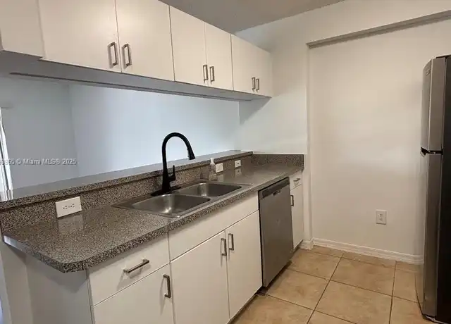 Property at 420 S Park Rd Unit 2-304, Hollywood, FL, 33021, 2 beds, 1 bath, [object Object]