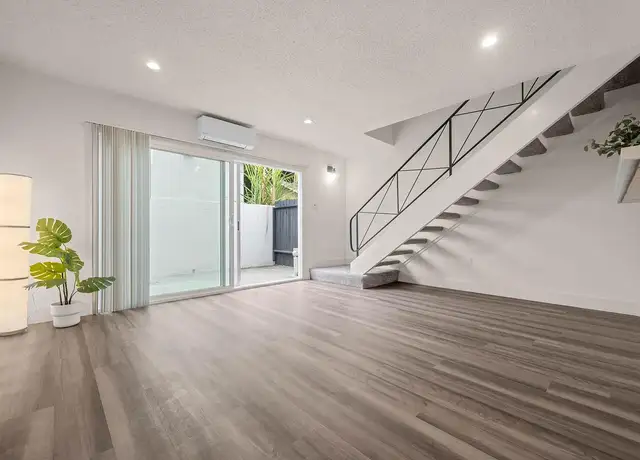 Photo of 422 W Front St, Covina, CA 91723