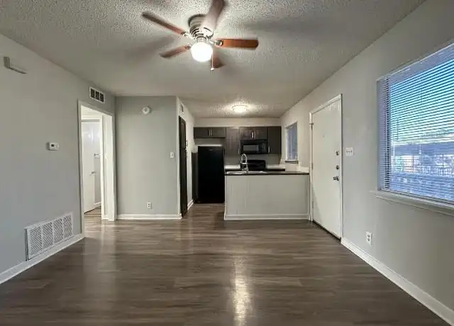 Property at 137 Elm St, Lockhart, TX, 78644, 2 beds, 1 bath, [object Object]