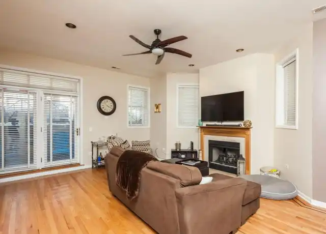 Property at 4124 N Kenmore Ave, Chicago, IL, 60613, 2 beds, 2 baths, [object Object]