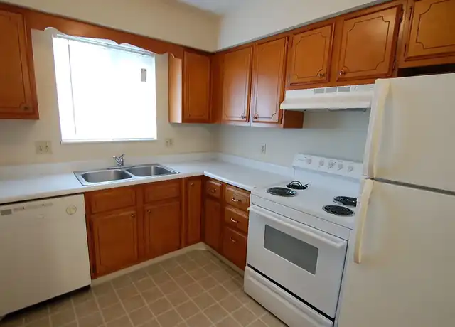 Property at Colonial Crest Apartments Gas City - 800 E South B St, Gas City, IN, 46933, 1 bed, 1 bath, [object Object]