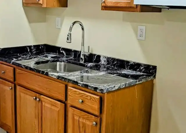 Property at 165 W Gordon St Unit 1R, Allentown, PA, 18102, 1 bed, 1 bath, [object Object]