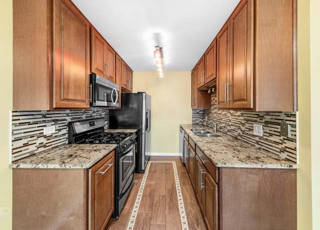 Photo of 636 Forum Dr, Roselle, IL 60172
