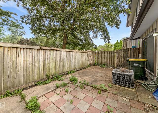 Photo of 636 Forum Dr, Roselle, IL 60172