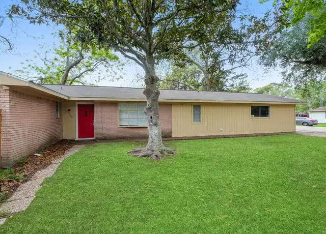Property at 900 S Anderson St, Angleton, TX, 77515, 4 beds, 1 bath, [object Object]