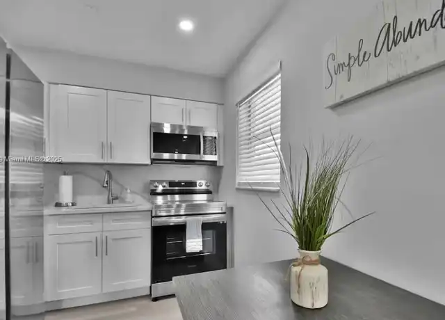 Property at 708 SW 16th Ave Unit 4, Fort Lauderdale, FL, 33312, 2 beds, 1 bath, [object Object]