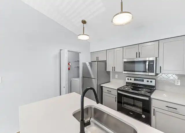 Property at Silverwood Apartments - 5100 Foxridge Dr, Mission, KS, 66202, 1-2 bed, 1 bath, [object Object]
