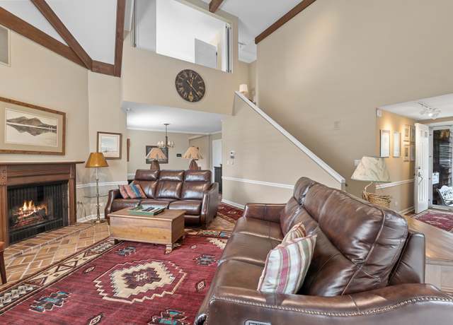 Photo of 187 E Winthrop Ln Unit 187, Lake Forest, IL 60045