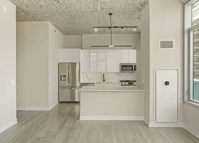 Property at 808 N Wells St Unit 2-2, Chicago, IL, 60610, 2 beds, 1 bath, [object Object]