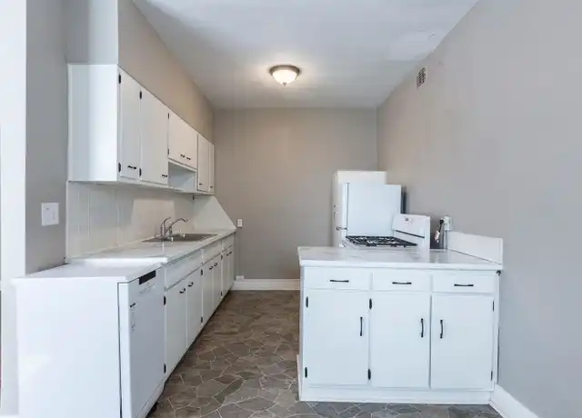 Property at 606 S 32nd Ave Apt 12, Omaha, NE, 68105, 1 bed, 1 bath, [object Object]
