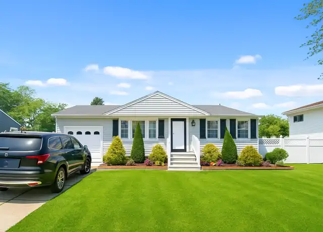 Property at 82 Yankee St, Brentwood, NY, 11717, 4 beds, 1 bath, [object Object]