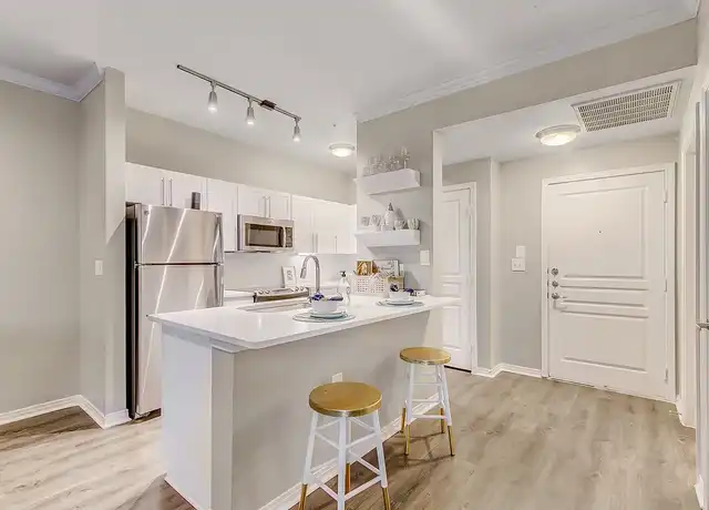 Property at 5 Mockingbird Apartments - 5555 E Mockingbird Ln, Dallas, TX, 75206, 0-3 beds, 1-2 bath, [object Object]