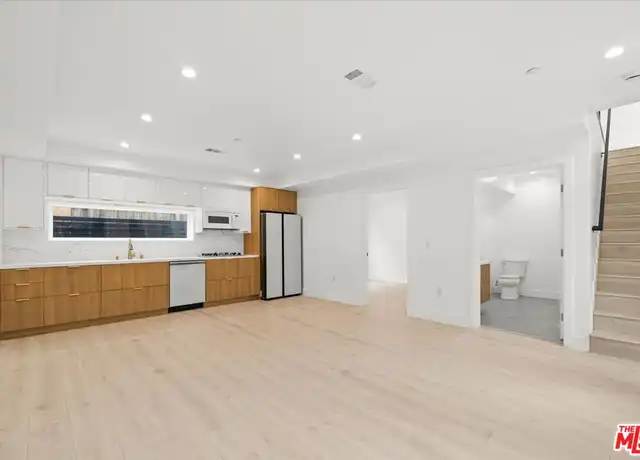 Property at 4922 S Centinela Ave Unit 2, Los Angeles, CA, 90066, 3 beds, 2.5 baths, [object Object]