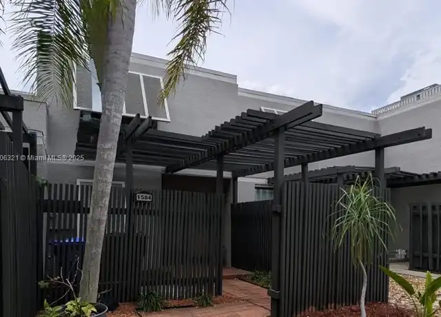 Property at 1584 NW 113th Way, Pembroke Pines, FL, 33026, 2 beds, 1.5 baths, [object Object]