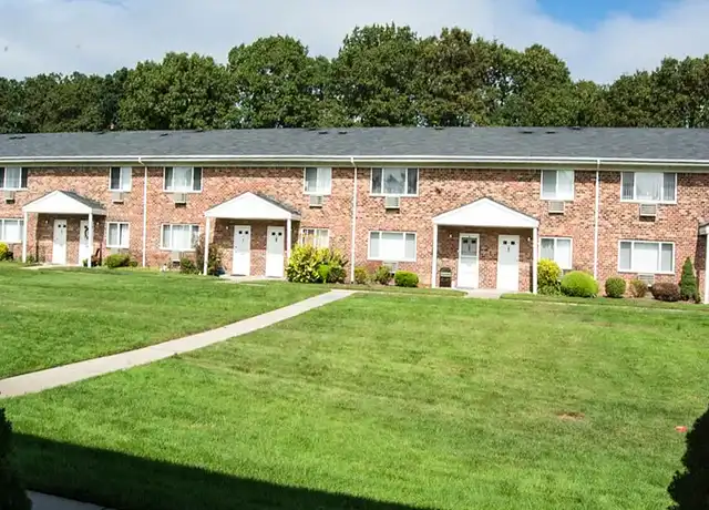 Property at Brookwood at Holbrook - 835 Broadway Ave, Holbrook, NY, 11741, 1-2 bed, 1 bath, [object Object]