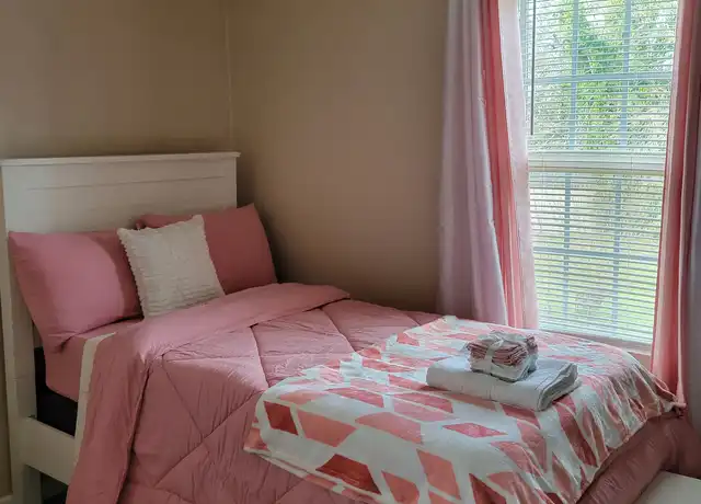 Property at 1400 Atlanta Ave Unit 4, Portsmouth, VA, 23704, 1 bed, 2 baths, [object Object]