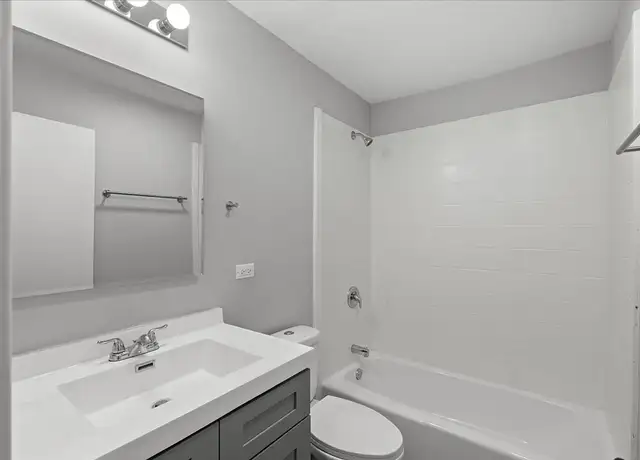 Photo of 300 W Maple Ave, Mundelein, IL 60060