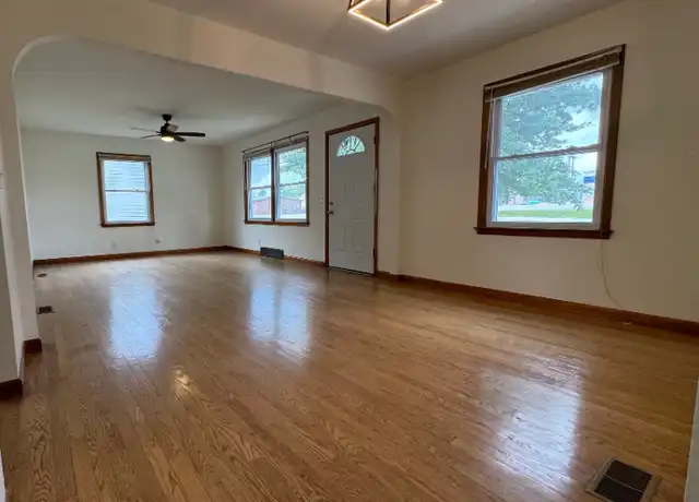 Property at 814 E Veterans Memorial Pkwy, Warrenton, MO, 63383, 2 beds, 1.5 baths, [object Object]