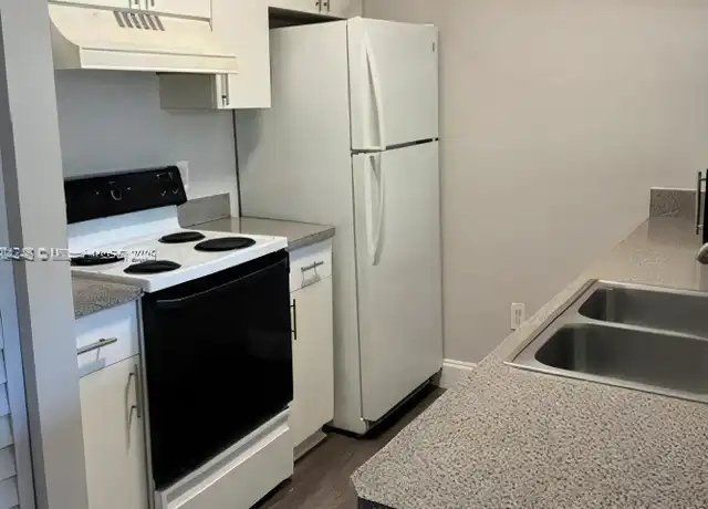 Property at 420 S Park Rd Unit 2-110, Hollywood, FL, 33021, 1 bed, 1 bath, [object Object]