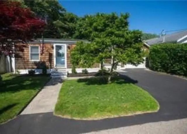 Property at 28 Crest St, Middletown, RI, 02842, 2 beds, 1 bath, [object Object]