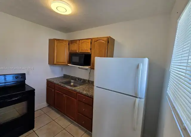 Property at 535 NW 7th St Unit 11, Miami, FL, 33136, 1 bed, 1 bath, [object Object]