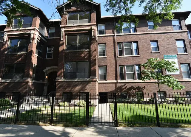 Photo of 700 W Grace St, Chicago, IL 60613
