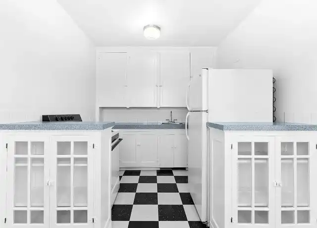 Property at 2128 SE Hawthorne Blvd, Portland, OR, 97214, 0-1 beds, 1 bath, [object Object]