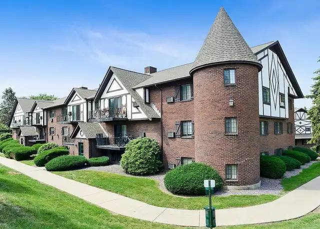 Property at Royal Crest Marlboro Apartment Homes - 19 Royal Crest Dr, Marlborough, MA, 01752, 1 bed, 1 bath, [object Object]