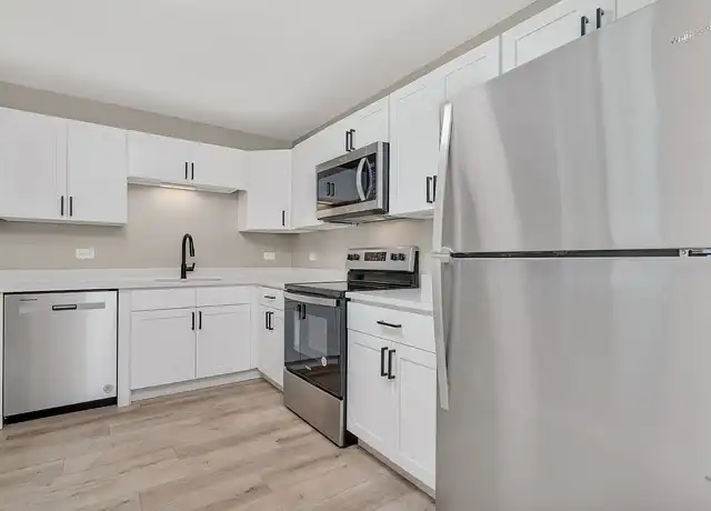 Property at Iron Gate Apartments - 25 Briar St, Glen Ellyn, IL, 60137, 1-2 bed, 1 bath, [object Object]